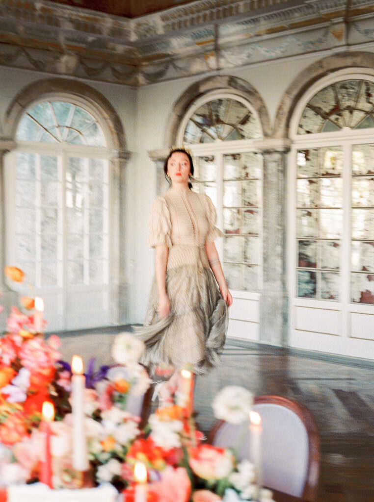 Elegant and chic luxury destination wedding inspiration from Sintra, Portugal for a Venice inspired colourful, orange, gold and red wedding